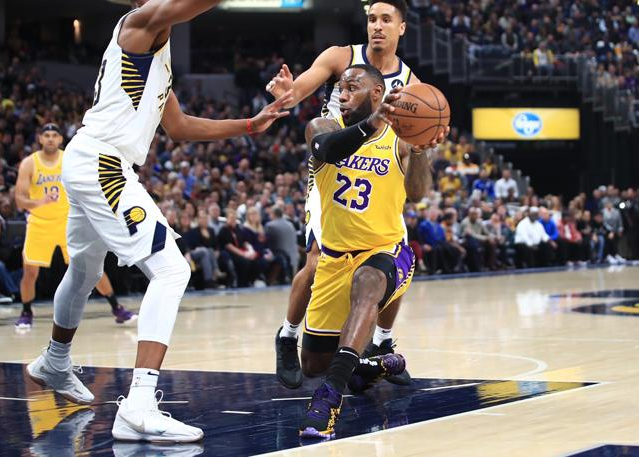 NBA常规赛收官战，詹姆斯三双领衔，湖人险胜勇士锁定西部第三